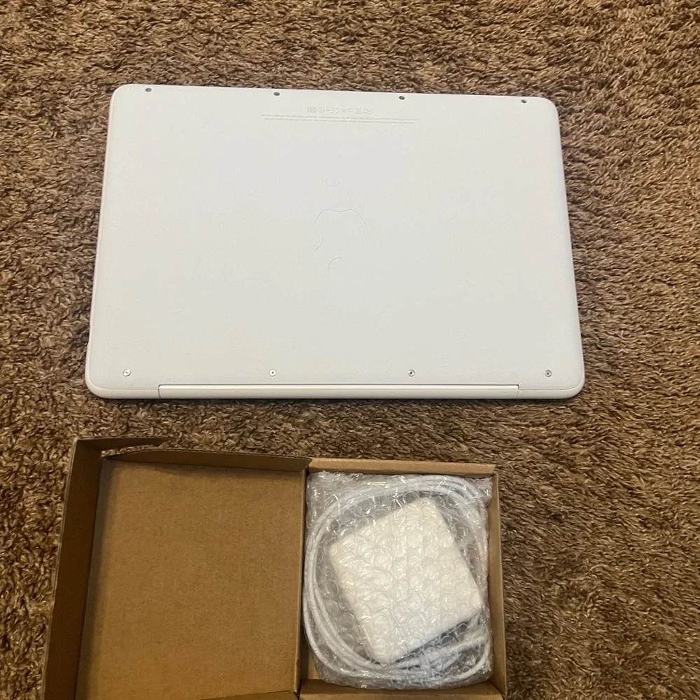 White Apple MacBook Laptop Computer With Extra Software / See Photos